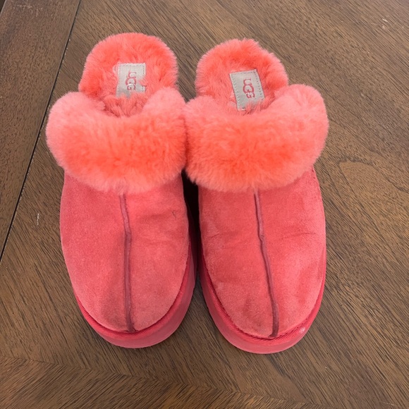 Ugg house slippers. Worn less than 5 times. - Picture 1 of 2